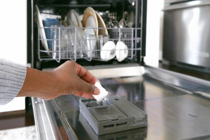 Come utilizzare le capsule di sapone per lavastoviglie?