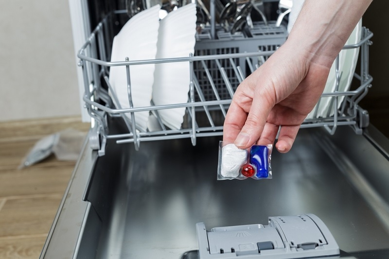 Hvordan s&aelig;tter man Tide Pod i opvaskemaskinen?
