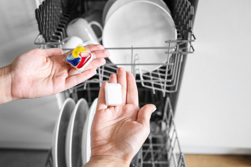 ¿Es mejor el detergente de lavavajillas líquido que las vainas?