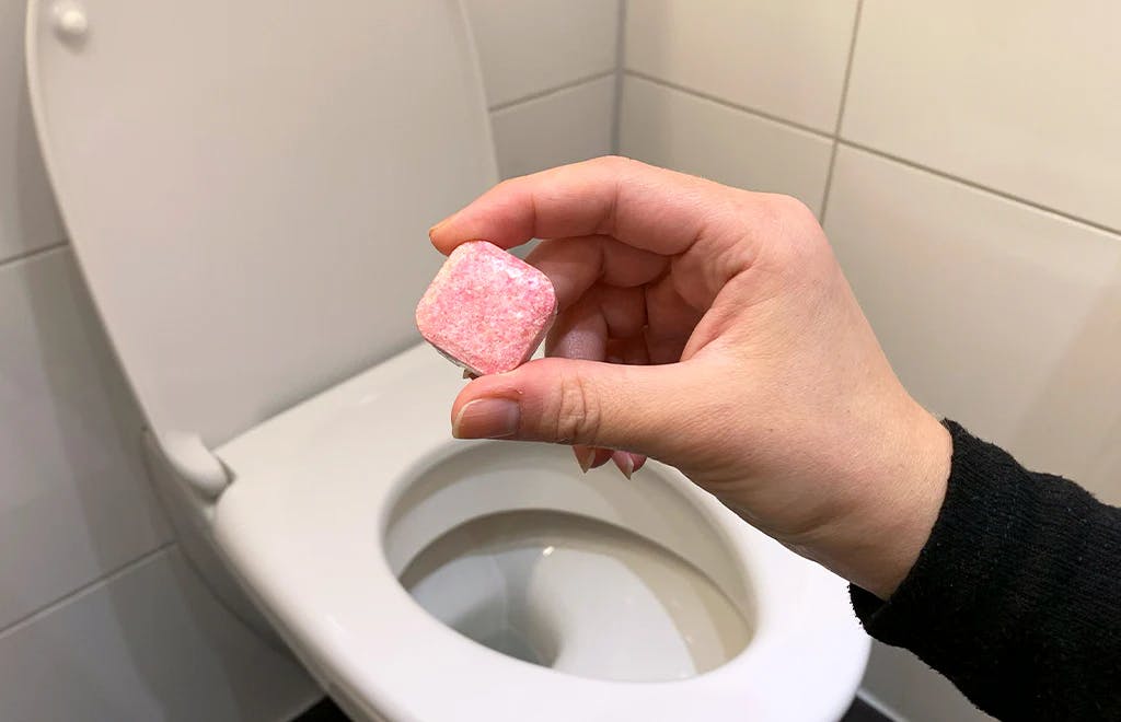 ¿Puedo poner una tableta de lavavajillas en el tanque de mi inodoro?