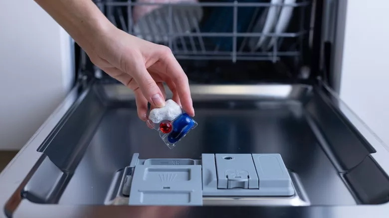 Skal du &aring;bne opvaskeboksen f&oslash;r?